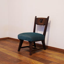 画像をギャラリービューアに読み込む, タツ型小椅子②（B）
